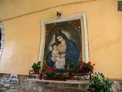 ...sotto il quale � custodita la Madonna delle Grazie, detta anche �del latte� perch� raffigurata mentre allatta Ges�